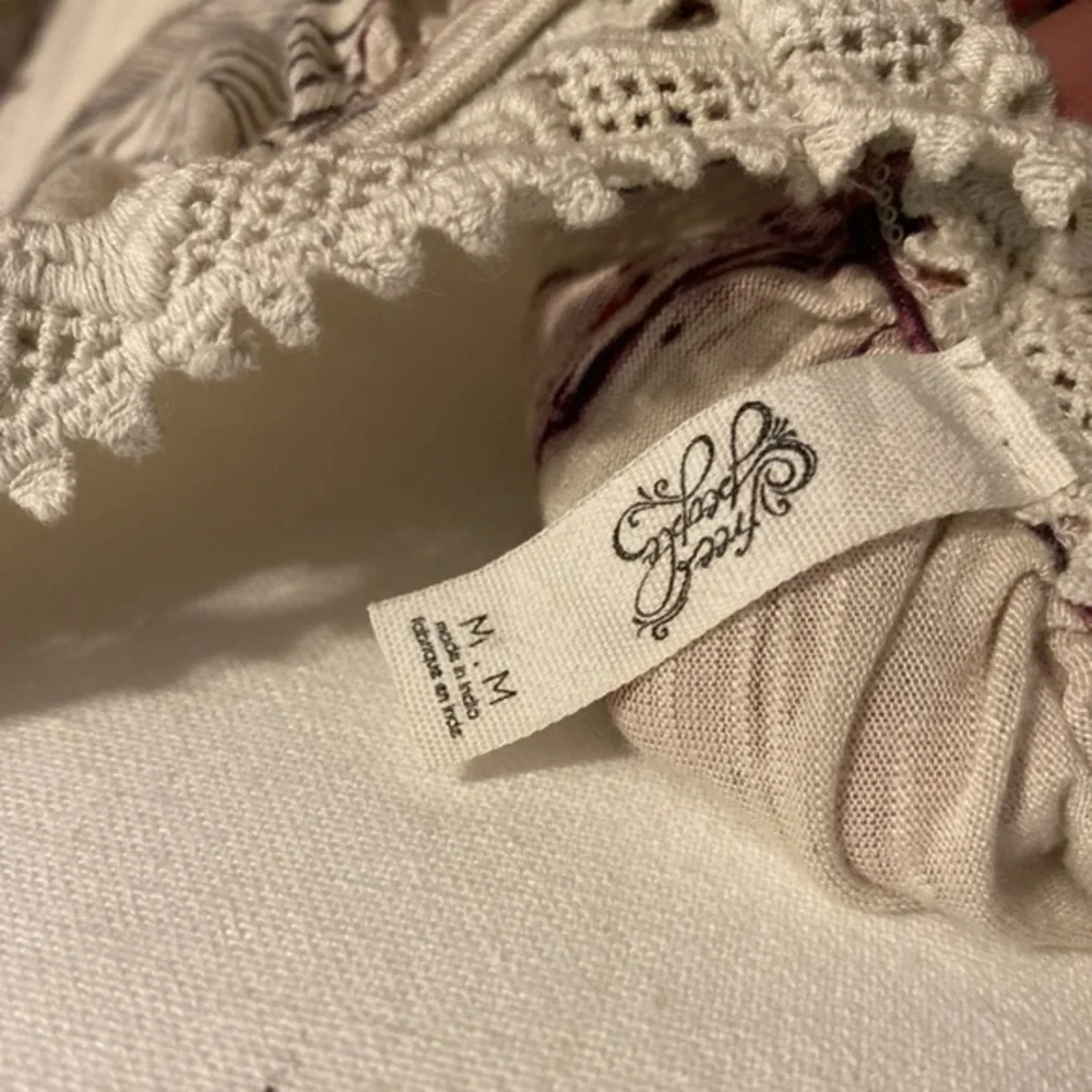 FREE‎ PEOPLE LACE SPLIT SHOULDER TOP